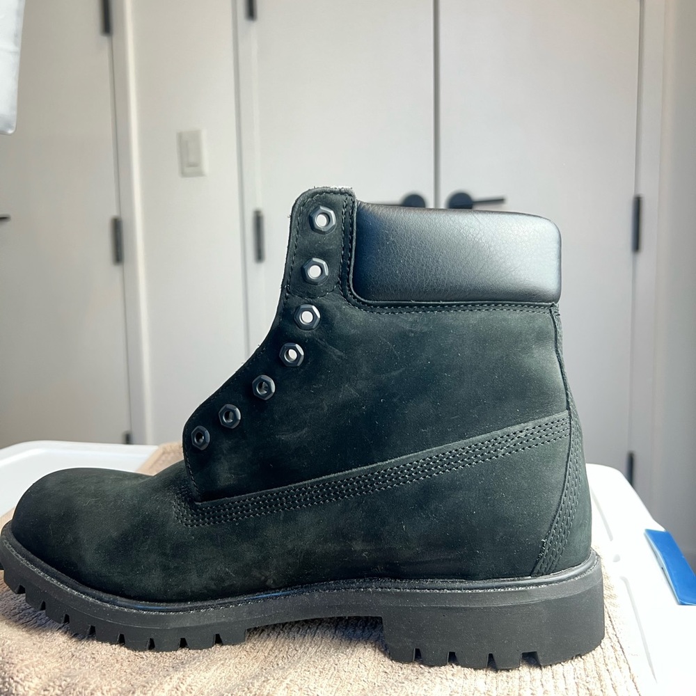 Timberland Black Boots with High-Top Design and Padded Collar - Picture 2 of 13